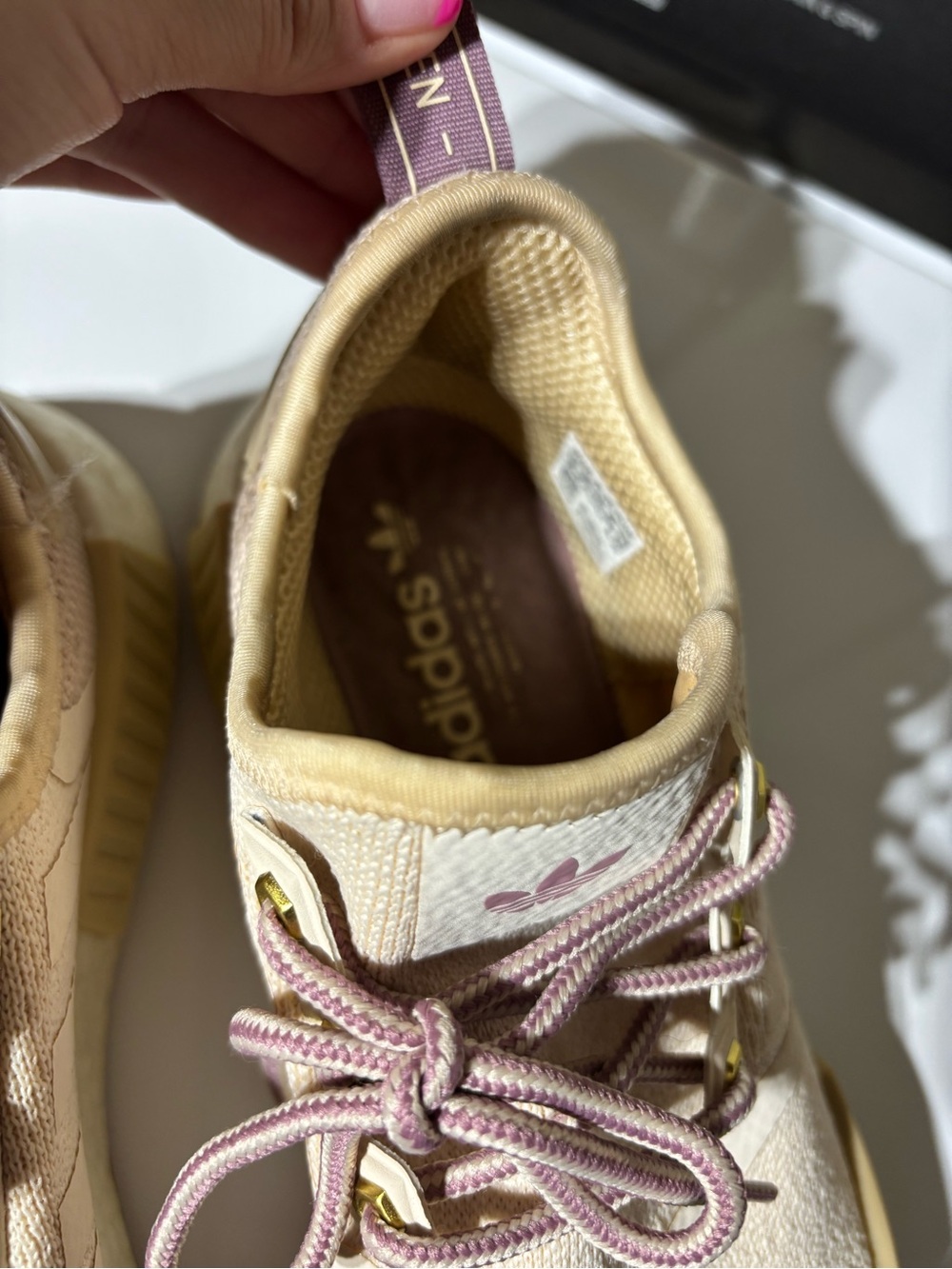 adidas Women’s Cream Sneakers with Blush Pink Laces - Picture 4 of 6
